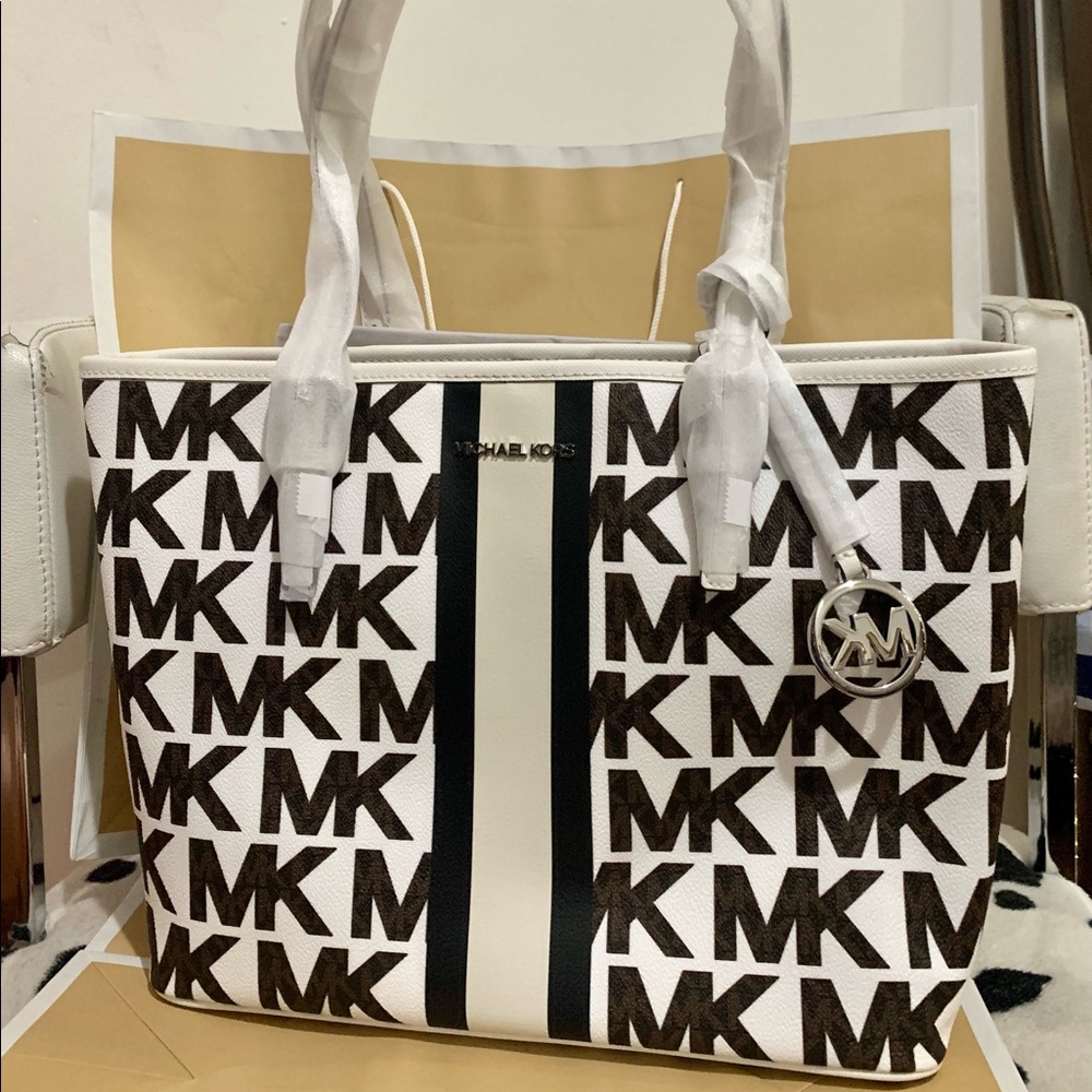 MK  JET SET TRAVEL MEDIUM CARRYALL  TOTE BAG IN OPWHITE MULTI